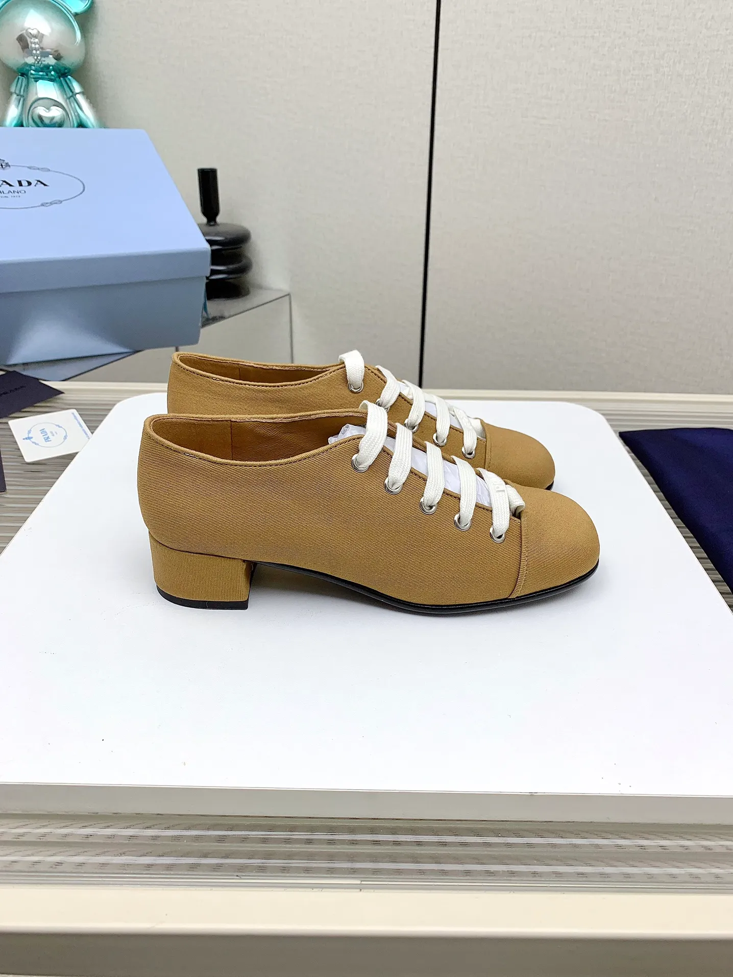 👟👟Ex-factory price 620👟👟 (Higher version) Prada 25/Spring and Summer Catwalk New lace-up hollow shoelace Mary Jane thick heel shoes This year’s lace-up element is super popular and really fashionable. I am obsessed with the appearance and comfort! The salty or sweet doll head design is full of girlishness. It is retro and playful yet elegant. The key is that it is easy to wear. ✔️Upper: original customized fabric ✔️Inner: sheepskin ✔️Outsole: genuine leather outsole imported from Italy ✔️Size: #35-41 (40.41 custom-made, non-refundable)